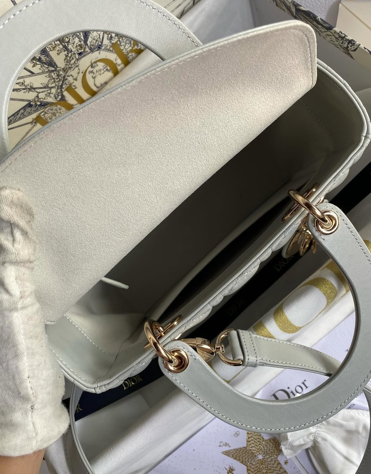 Lady Dior bag Cannage Medium Lambskin With Mother Of Pearl Effect In Opal Grey - foto 7