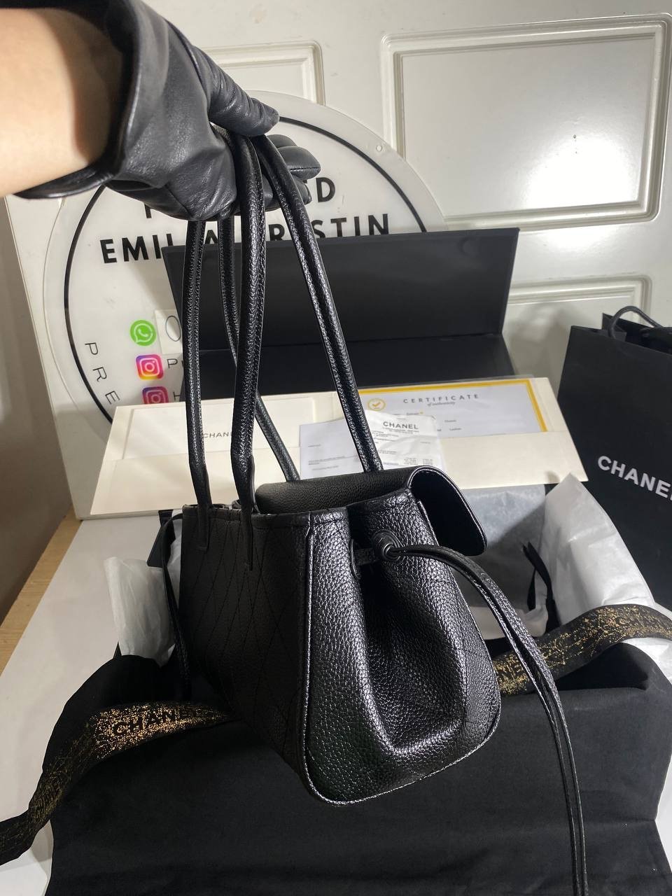 Small Urban Essential East West Shopping Tote Dark Black Caviar Gold Hardware  - foto 3