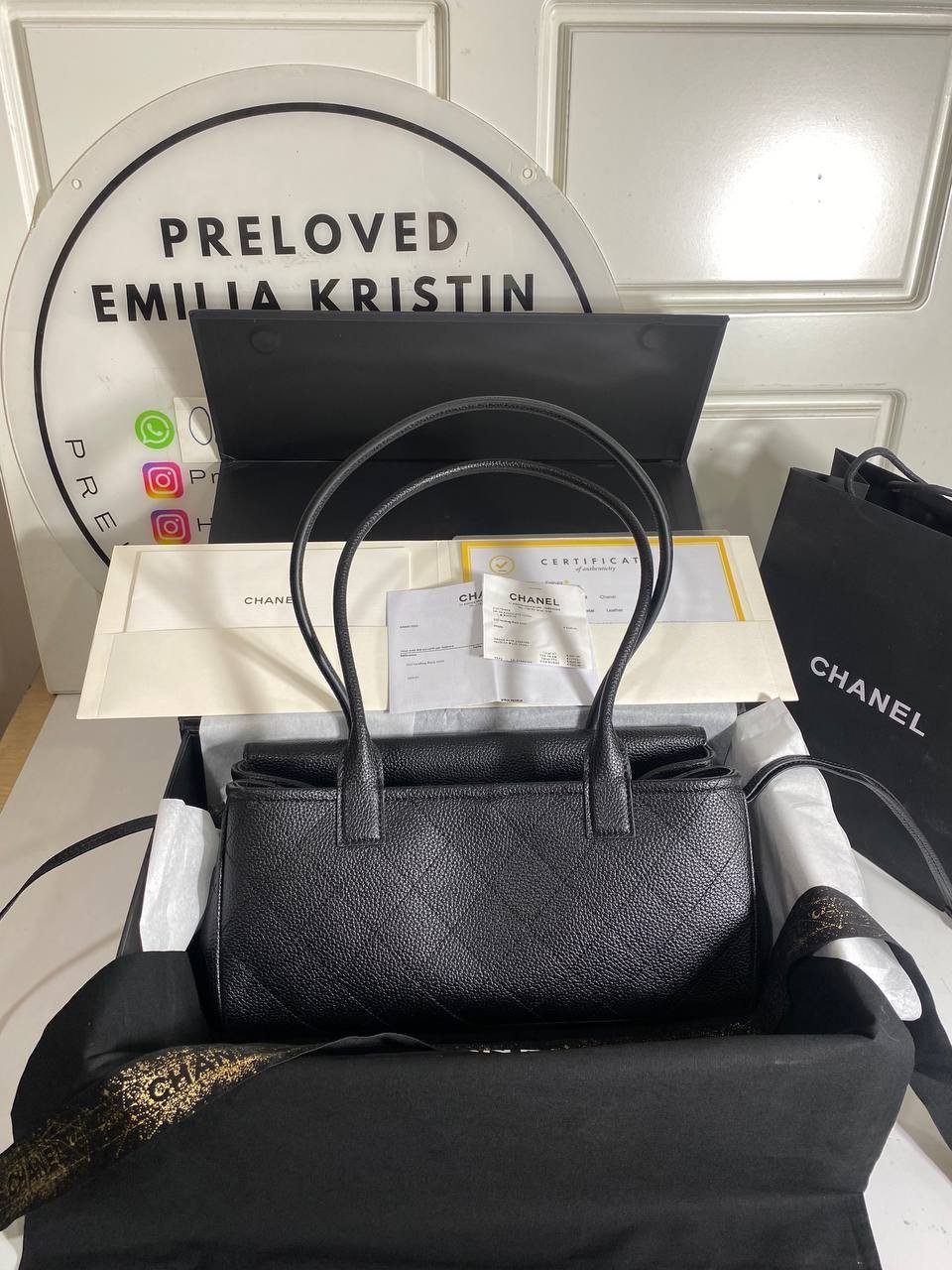 Small Urban Essential East West Shopping Tote Dark Black Caviar Gold Hardware  - foto 4